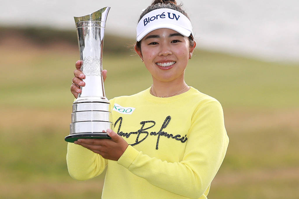 Miyu Yamashita poses with the trophy after winning the AIG Women’s Open at Royal Porthcawl in 2025